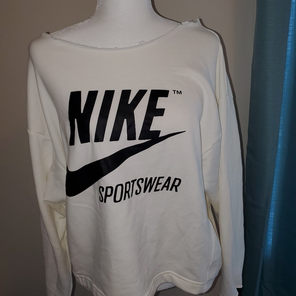 Nike Tops - Nike 🎄sweat 🎁shirt